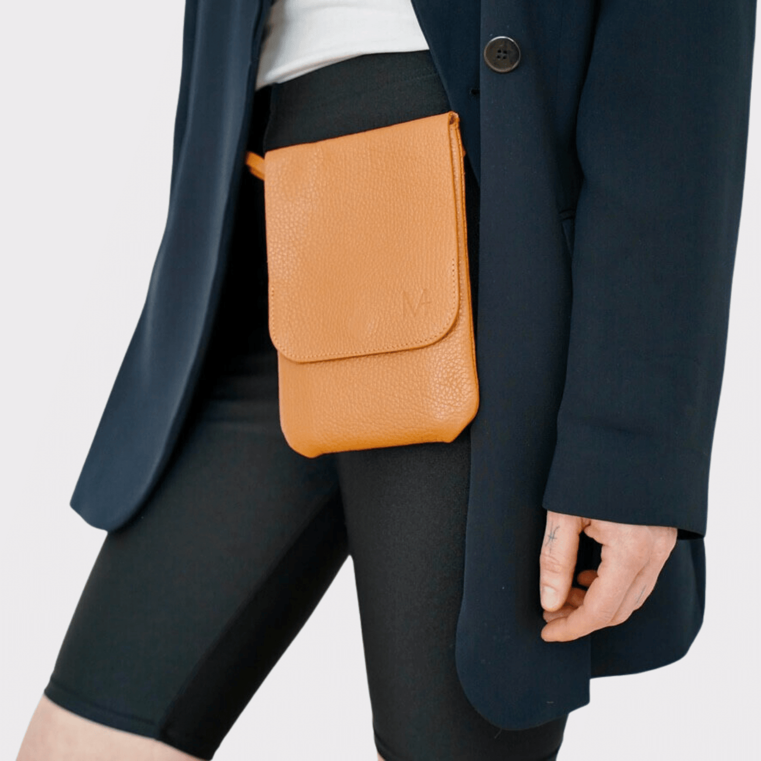 Cognac Leder Belt Bag – MPLUS Design Umhängetasche