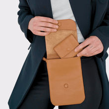 Laden Sie das Bild in den Galerie-Viewer, Belt bag Cognac farbenes echt Leder, Handytasche zum umhängen Leder, Gürteltasche Cognac Leder, Umhängetasche, flache Minitasche, Ausgehtasche aus Echtleder, Gürteltasche zum umhängen, Telefontasche, Telefon Tasche zum umhängen, Telefontasche Gürtel, Belt bag cognac leather, Phone bag fits every size

