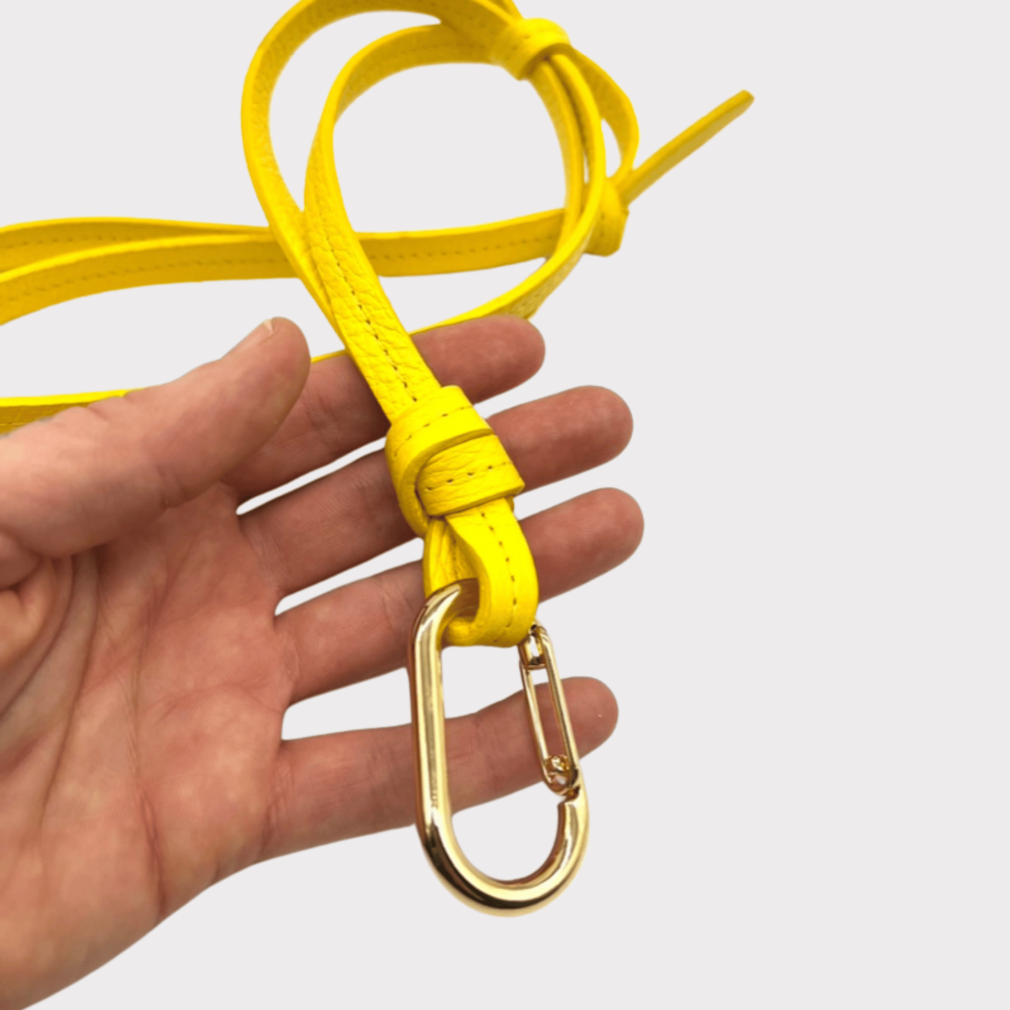 gelbes Lederband mit goldenem Karabiner