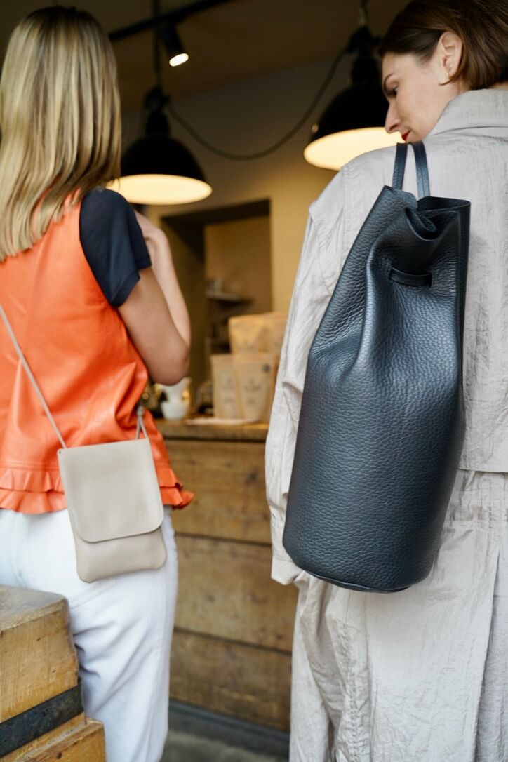 Leder Accessoires, Belt bag 1.1 in Taupe und Backpack in schwarzem Leder, Lederrucksack schwarz, Handy Tasche zum umhängen