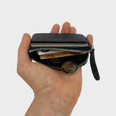 mini zipper wallet aus echtleder, ledertäschchen klein, kleines portemonnaie herren leder, kleines portemonnaie damen leder, mini geldbörse mit münzfach herren, mini geldbörse mit kartenfach und münzfach, sehr kleines portemonnaie, geldbeutel mini, ausgeh geldbeutel schwarzes Leder, silberner Reißverschluss