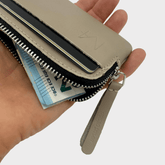 mini zipper wallet aus echtleder, ledertäschchen klein, kleines portemonnaie herren leder, kleines portemonnaie damen leder, mini geldbörse mit münzfach herren, mini geldbörse mit kartenfach und münzfach, sehr kleines portemonnaie, geldbeutel mini, ausgeh geldbeutel taupe Leder, silberner Reißverschluss
