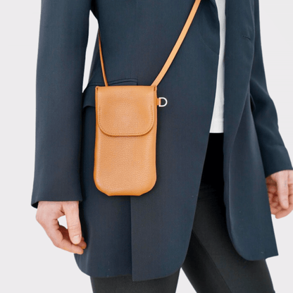 Cognac Leder Handytasche mit Kartenfach – Nahaufnahme an Model