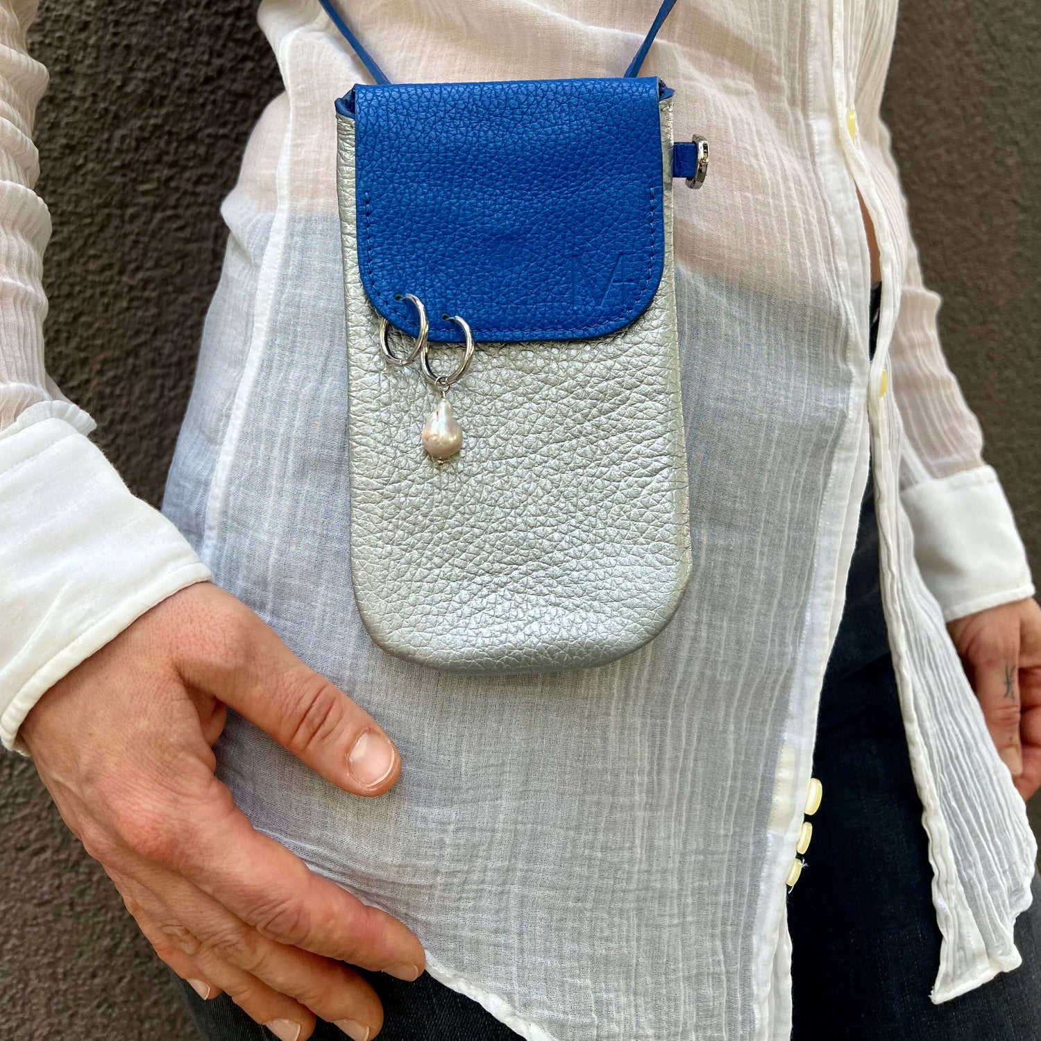 Blaue mini ledertasche piercing - Phone bag blue and silver leather - Handy Tasche aus Leder Damen, Handytasche Leder silber zum umhängen - piercing tasche - blaue mini handy tasche - Ohrringe mit Perle