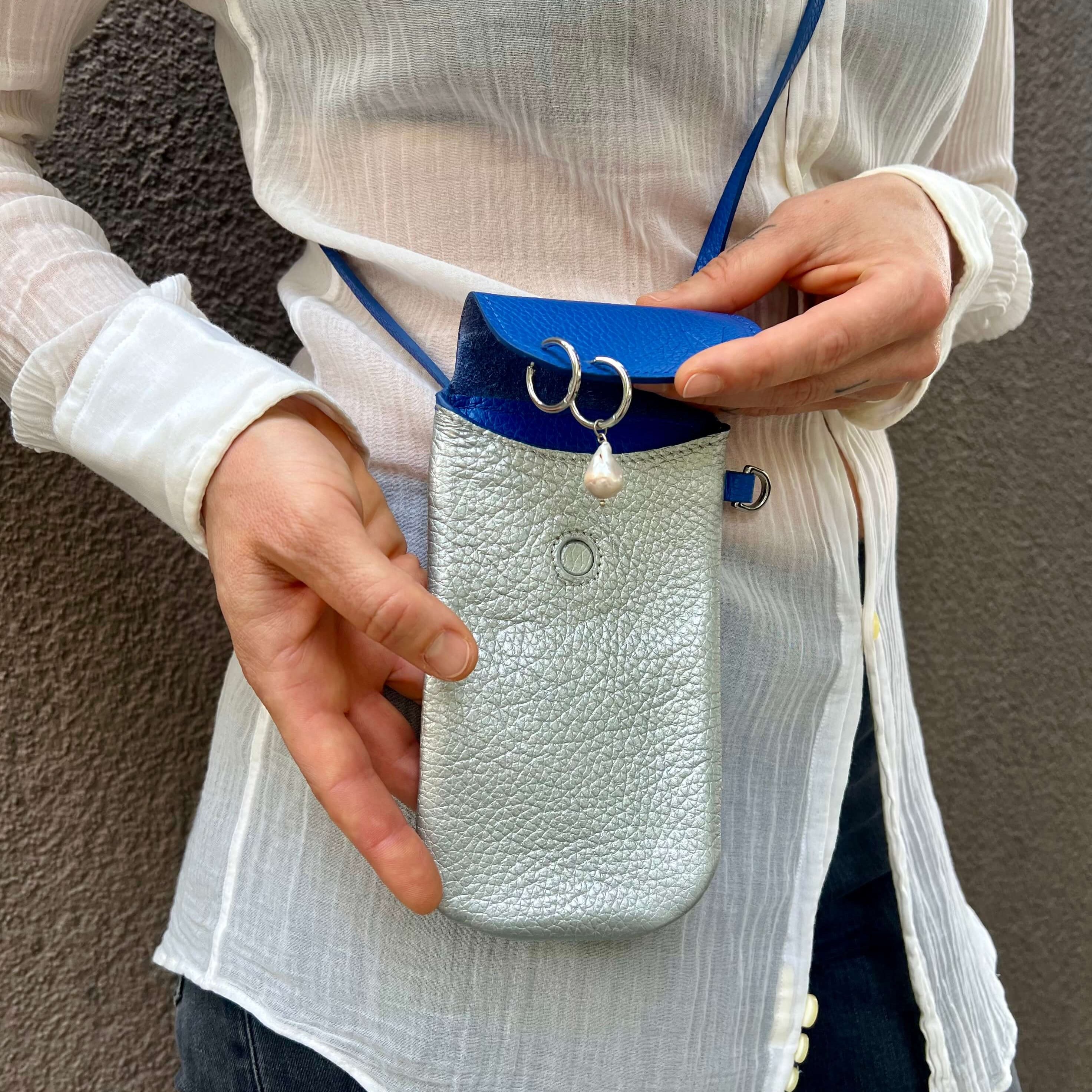 Blaue mini ledertasche piercing - Phone bag blue and silver leather - Handy Tasche aus Leder Damen, Handytasche Leder silber zum umhängen - piercing tasche - blaue mini handy tasche - Ohrringe mit Perle