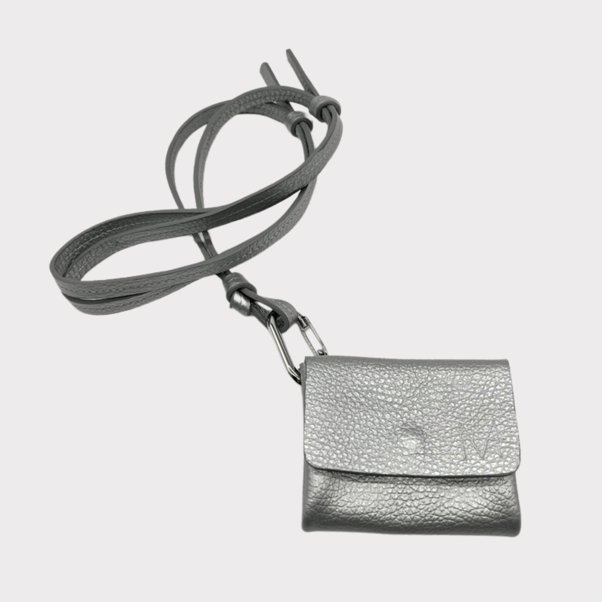 Leder Mini Wallet silber mit Band und Karabiner – Kartenetui zum Umhängen minimalistisch - close up