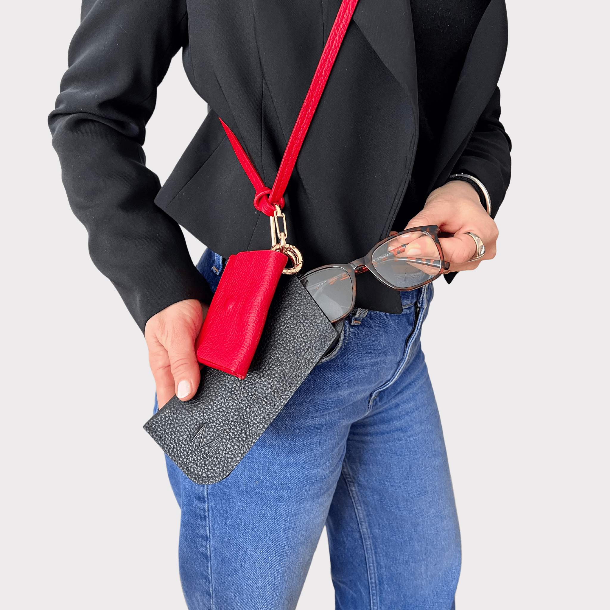 Closeup des Echt Leder Brillenetuis mit rotem Lederband mit Mini wallet in rot