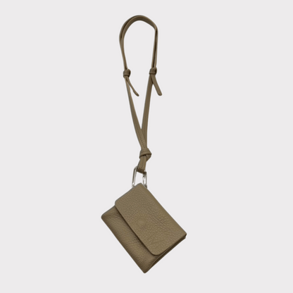 Leder Mini Wallet taupe mit Band und Karabiner – Kartenetui zum Umhängen minimalistisch