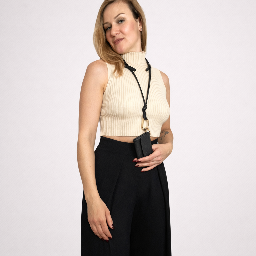 Frau trägt schwarzes Leder Mini Wallet mit Band crossbody – minimalistisches Kartenetui mit Schlüsselring