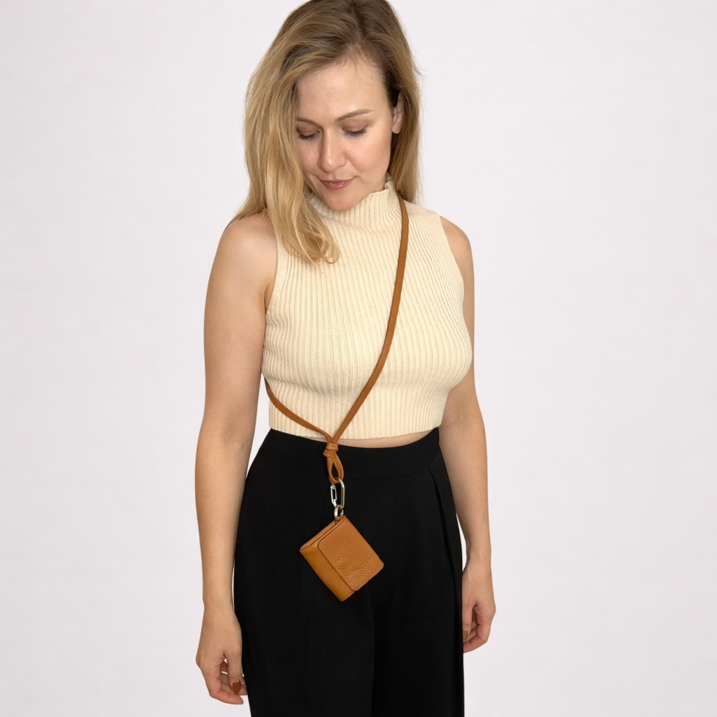 Frau trägt braunes Leder Mini Wallet mit Band crossbody – minimalistisches Kartenetui mit Schlüsselring