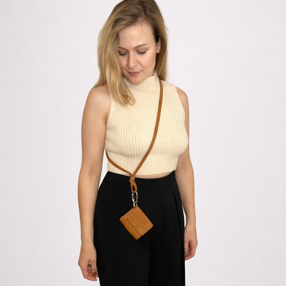 Frau trägt braunes Leder Mini Wallet mit Band crossbody – minimalistisches Kartenetui mit Schlüsselring