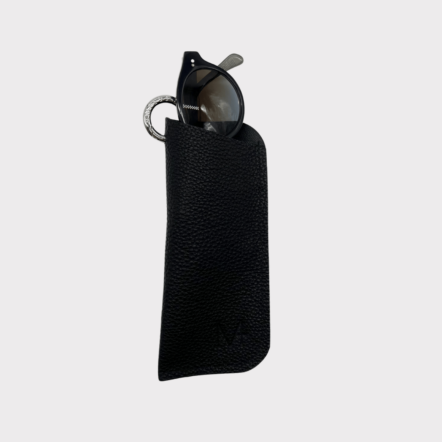 Handgemachtes Designer Leder Sonnenbrillen Case mit Schnappring in elegantem Schwarz und halbsichtbarer Sonnenbrille