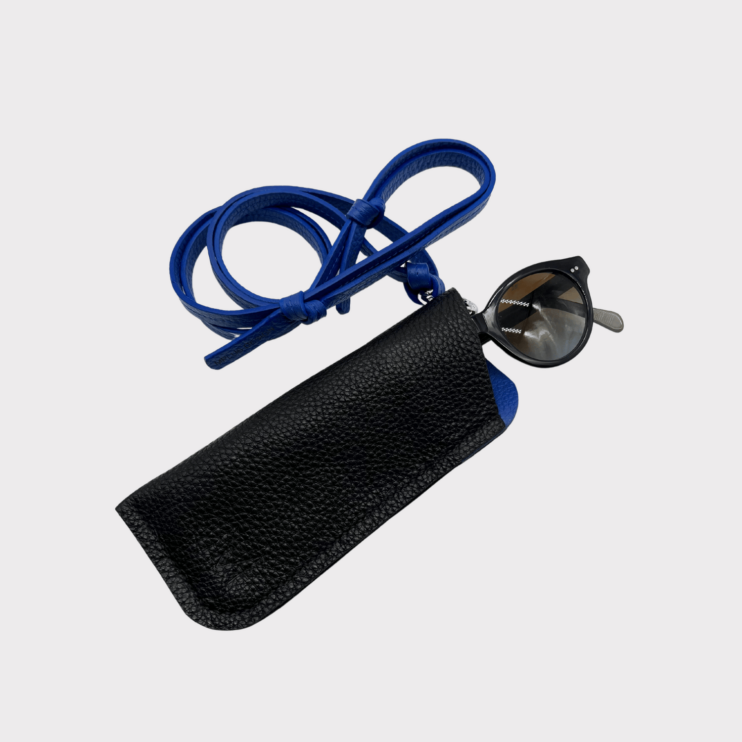 Leder Sonnenbrillen Case in elegantem Schwarz mit blauem Lederband, ideal zum Umhängen