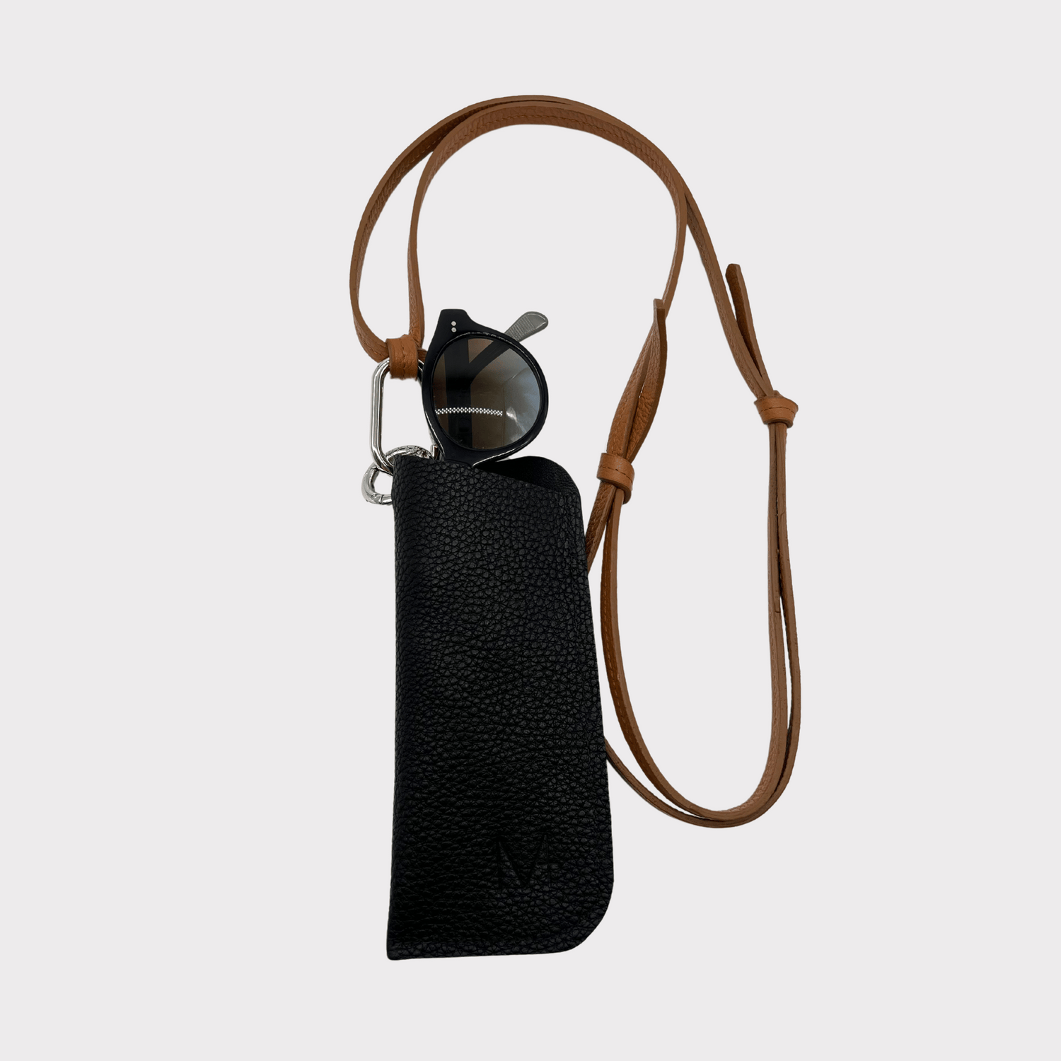 Handgemachtes Leder Sonnenbrillen Case in elegantem Schwarz, ideal zum Umhängen dank braunem verstellbarem Lederband