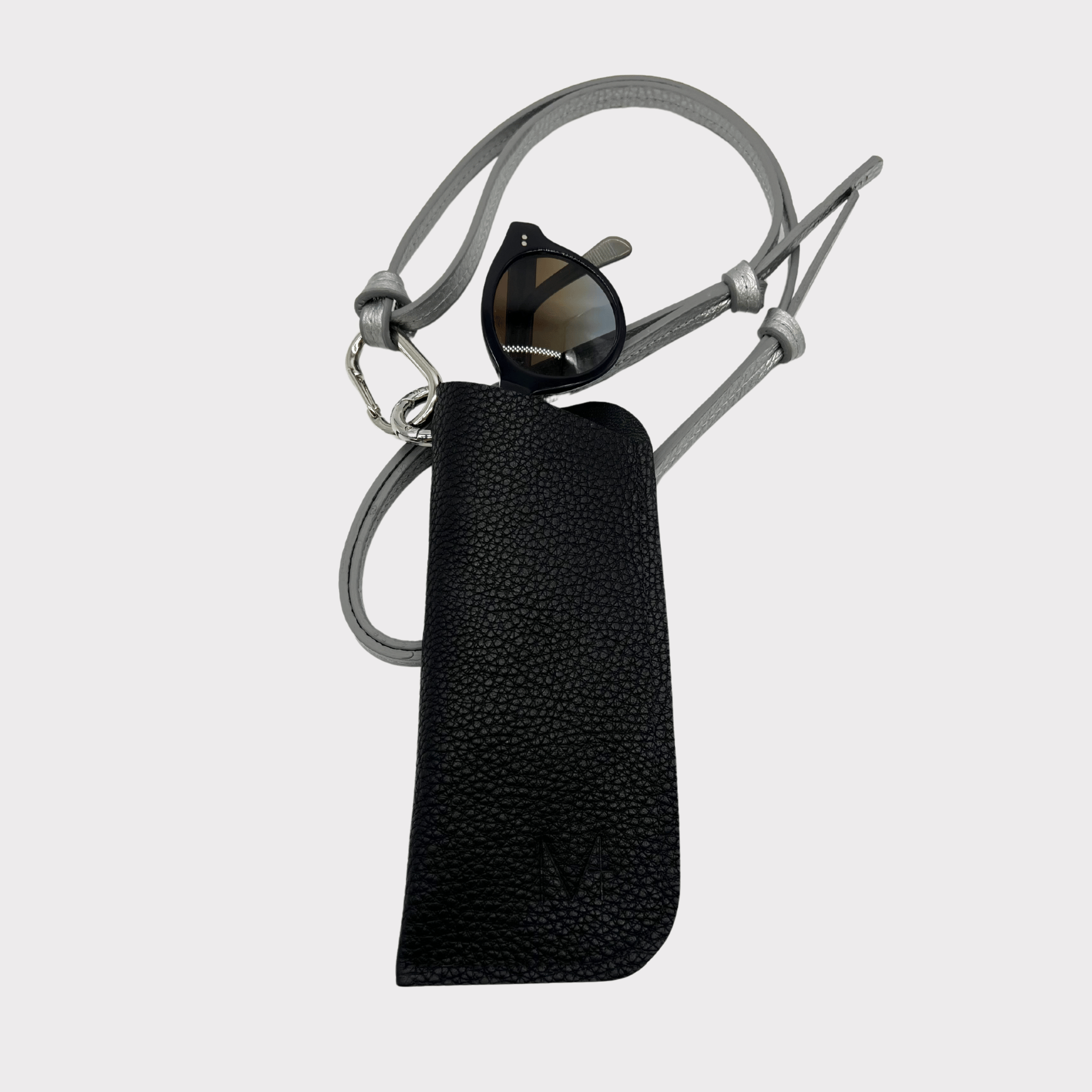 Leder Sonnenbrillenetui in elegantem Schwarz mit silber Lederband, ideal zum Umhängen