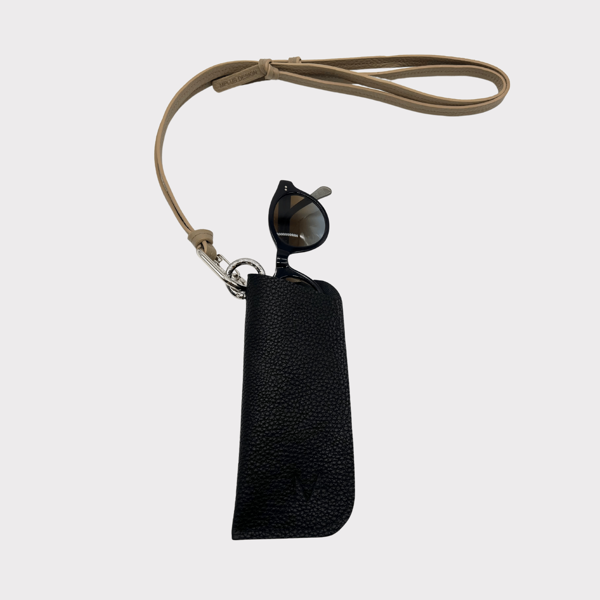 Leder Sonnenbrillen Case in elegantem Schwarz mit Taupe Lederband, ideal zum Umhängen