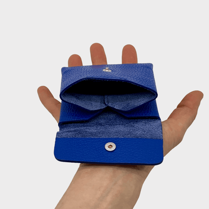 Mini wallet Leder blau geöffnet in der Hand gezeigt