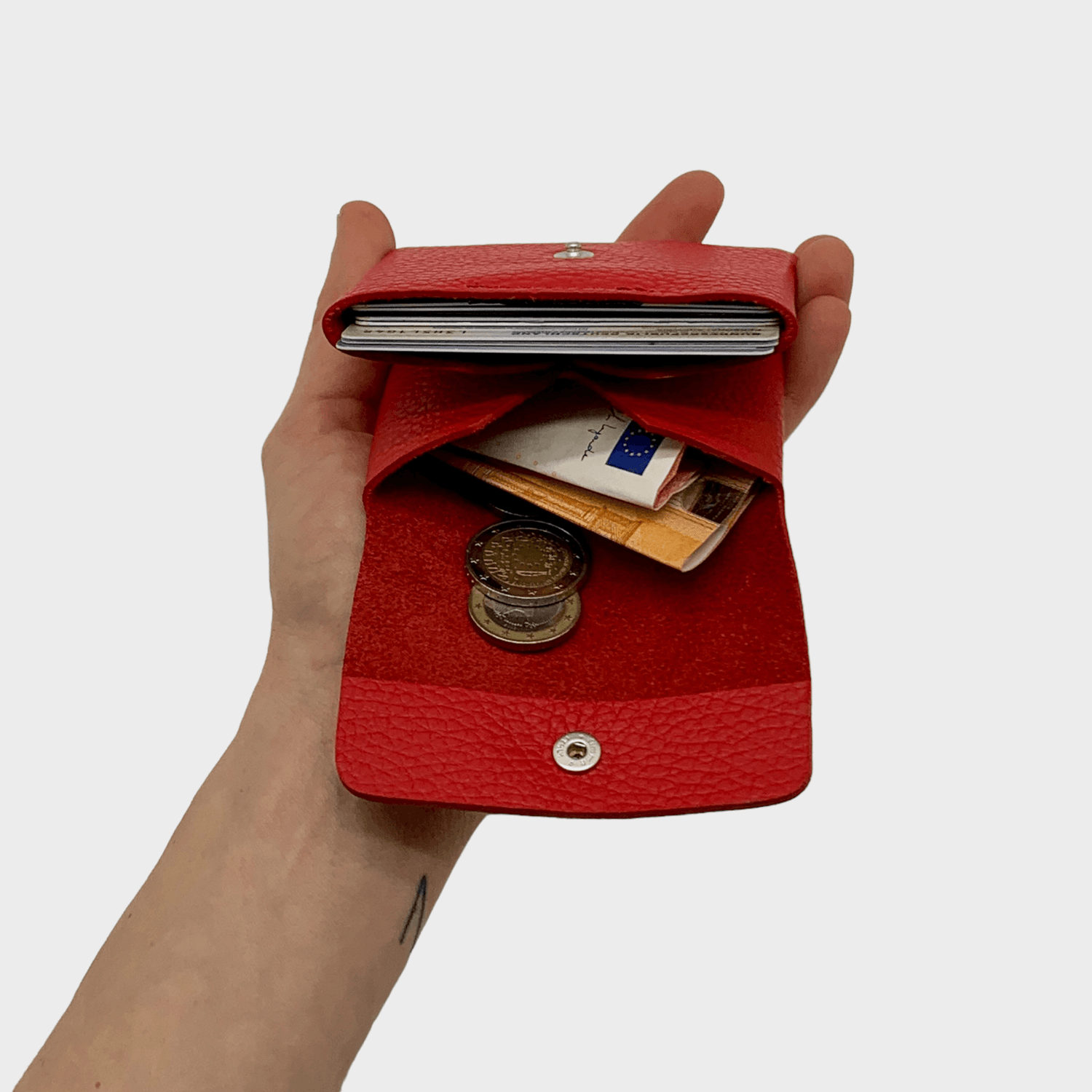 Mini wallet 1.2 Leder rot geöffnet mit Geld und Kreditkarten