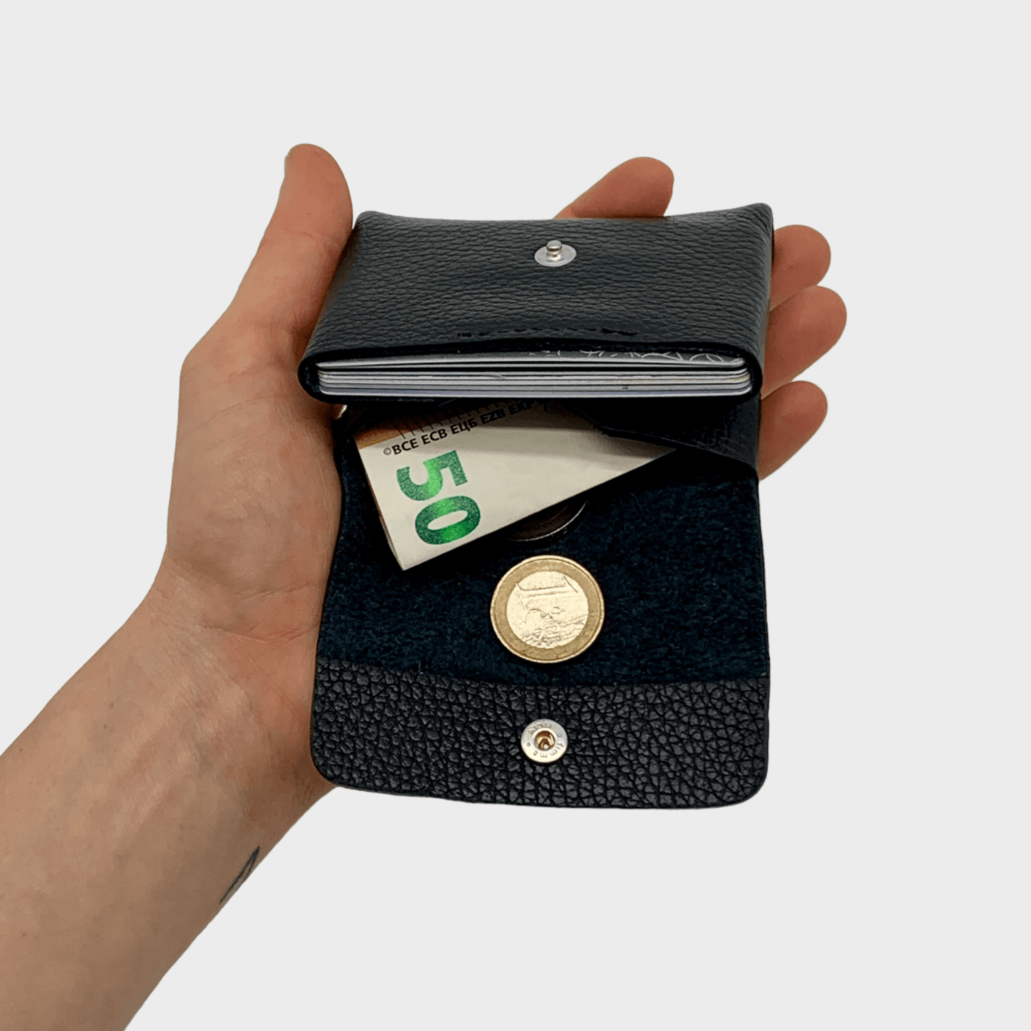 Mini wallet 1.2 in Hand geöffnet gezeigt