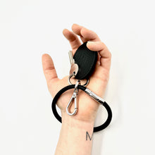 Laden Sie das Bild in den Galerie-Viewer, Key Bracelet Schlüsselanhänger Leder Schwarz Silber Karabiner Armband Mini Wallet Geheimfach
