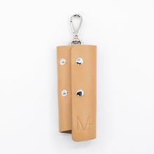 Laden Sie das Bild in den Galerie-Viewer, Key Cover Schlüsselhülle Leder Beige Schlüsselanhänger Karabiner Silber

