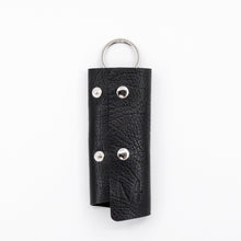 Laden Sie das Bild in den Galerie-Viewer, Key Cover Schlüsselhülle Schwarz Leder Schlüsselanhänger Karabiner Silber
